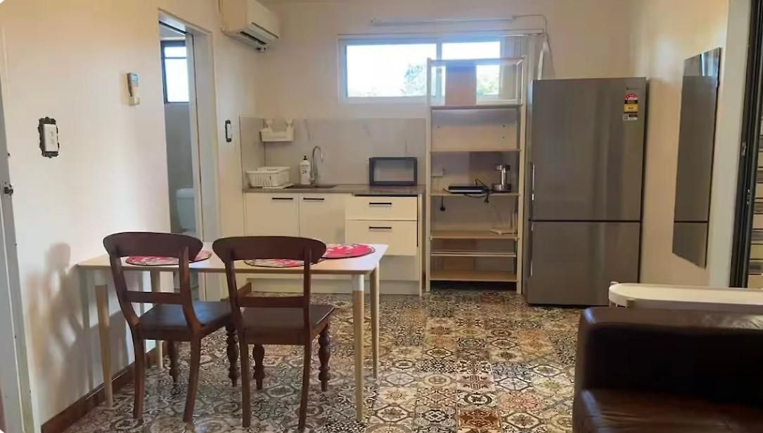 Mains Rd 带厨房卫浴泳池附属公寓m4 Homestay *