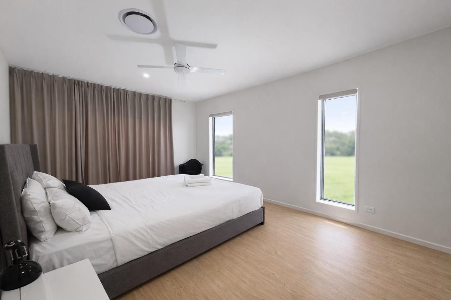 Villa Modern 4br 3bath Duplex Near Train Station Stylish Comfortable
