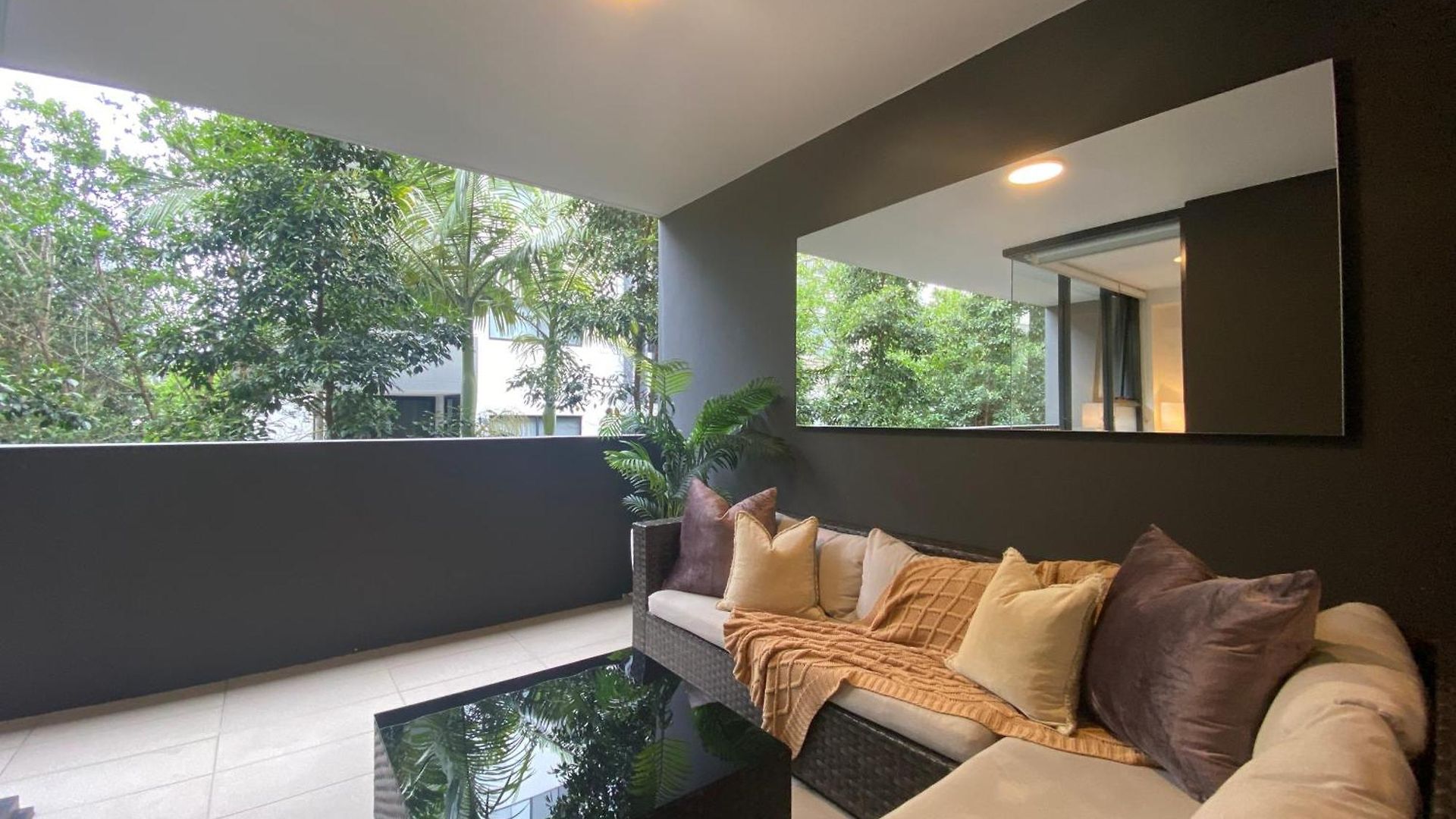 Apartment Luxe Retreat - Airport 13 Mins, Free Parking, Train, Bus, Shops & Parks Nearby
