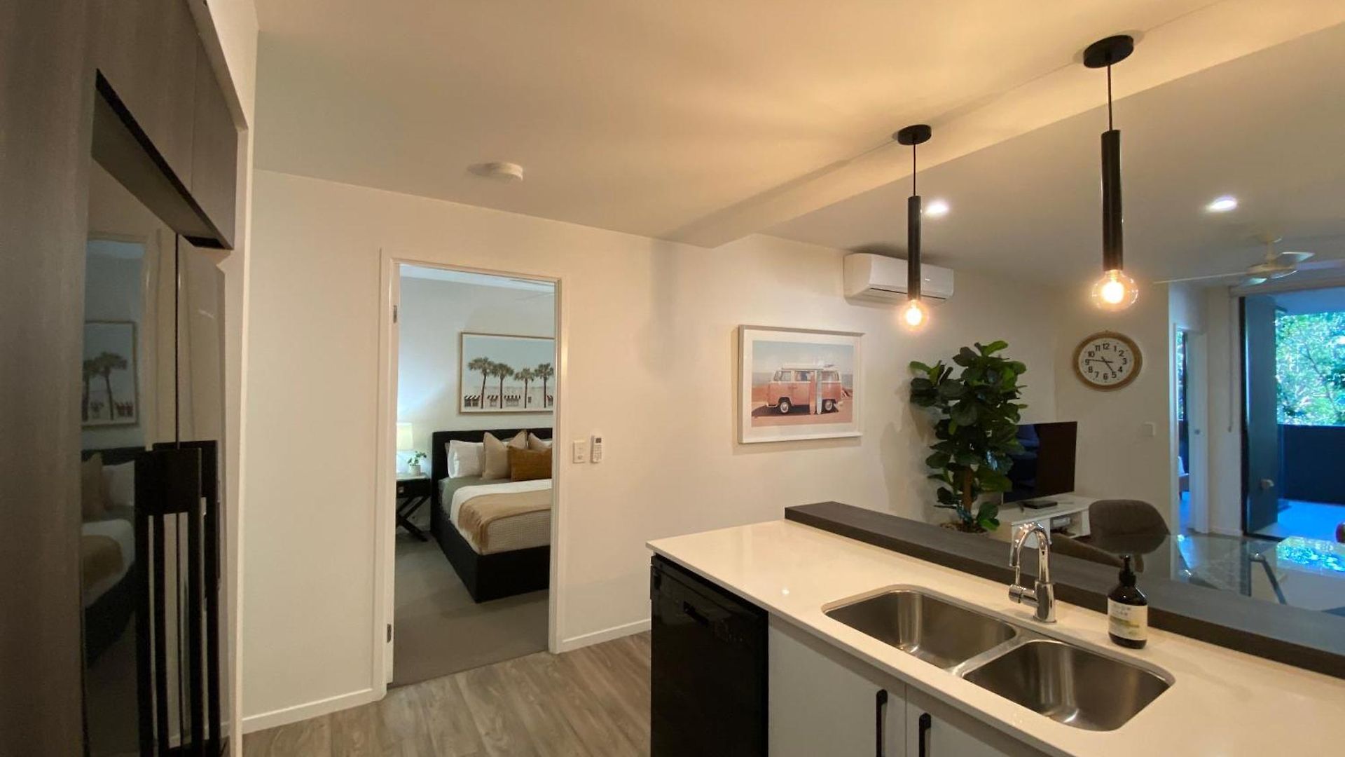 Luxe Retreat - Airport 13 Mins, Free Parking, Train, Bus, Shops & Parks Nearby Apartment