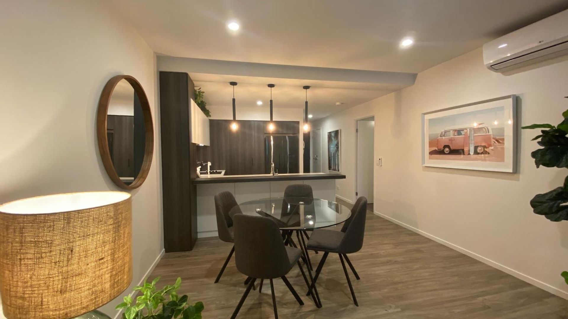 Luxe Retreat - Airport 13 Mins, Free Parking, Train, Bus, Shops & Parks Nearby Apartment *