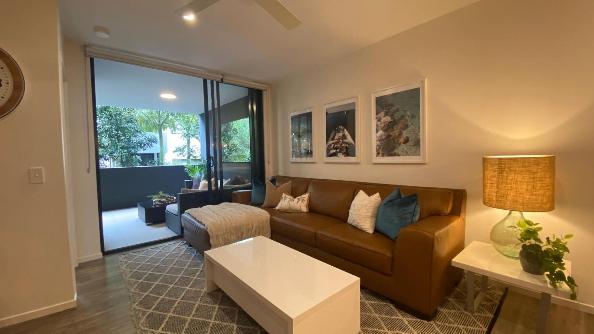 Apartment Luxe Retreat - Airport 13 Mins, Free Parking, Train, Bus, Shops & Parks Nearby