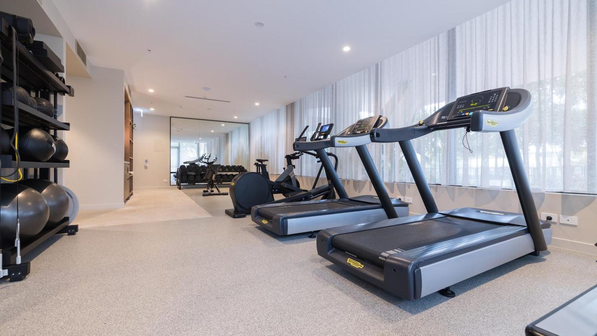 Modern Retreat-Style Apt, Stunning Rooftop Pool And River Views, Secure Park, Gym *