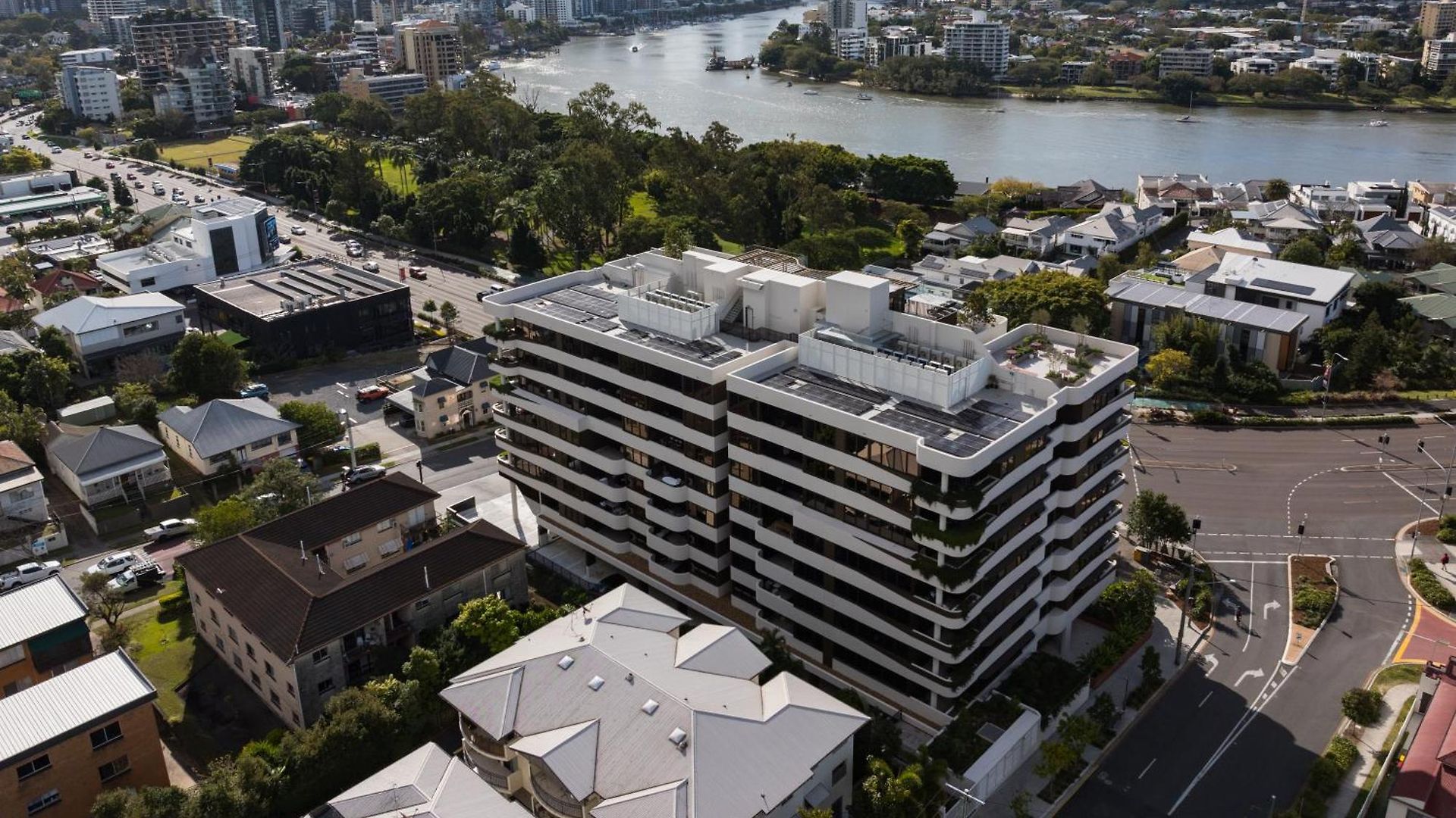Modern Retreat-Style Apt, Stunning Rooftop Pool And River Views, Secure Park, Gym Apartment