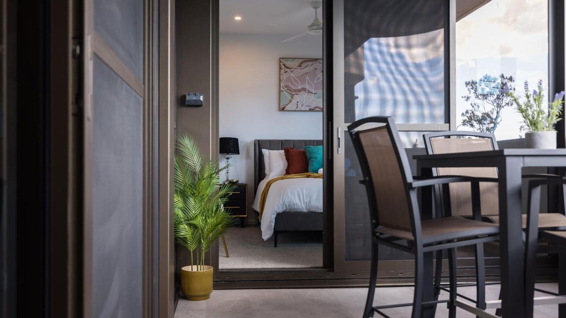 Modern Retreat-Style Apt, Stunning Rooftop Pool And River Views, Secure Park, Gym Apartment
