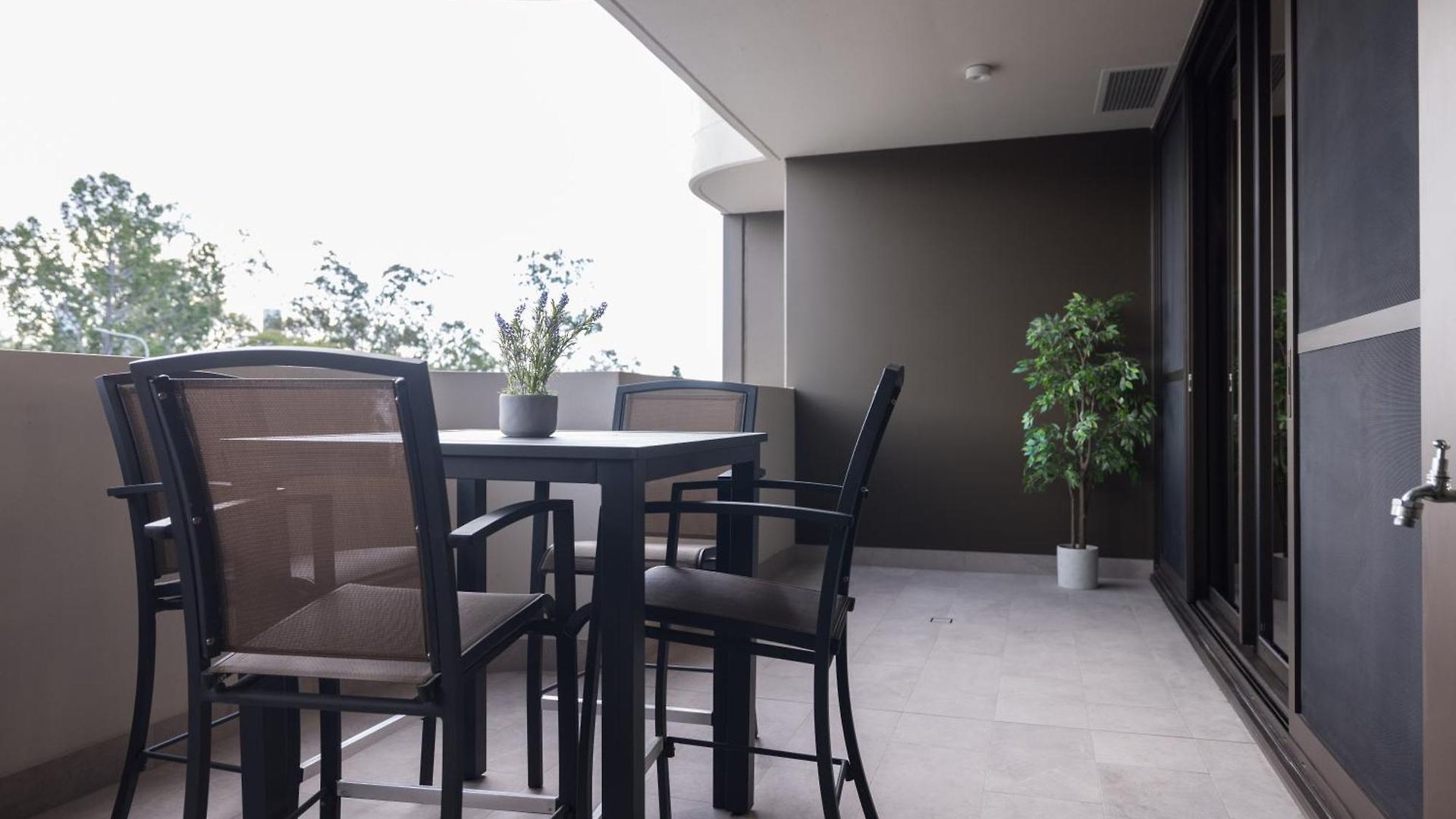 Modern Retreat-Style Apt, Stunning Rooftop Pool And River Views, Secure Park, Gym Apartment *
