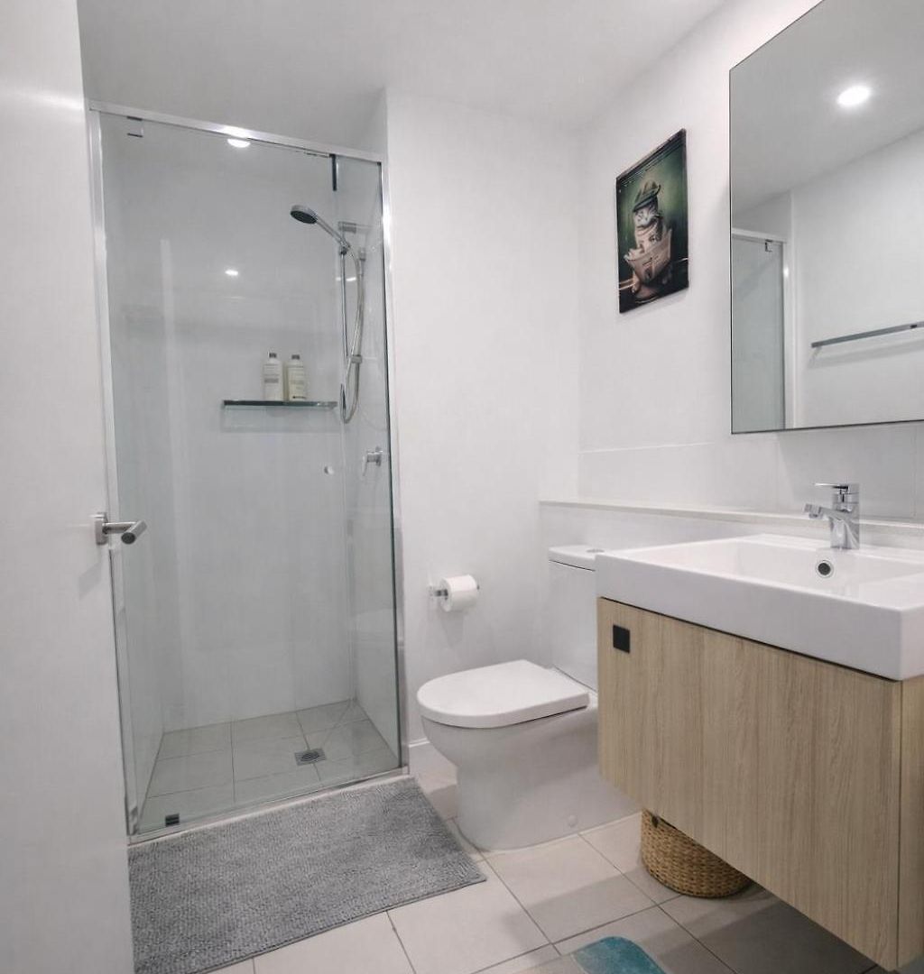 Sky Risen Cozy Bedroom With Bathroom Brisbane