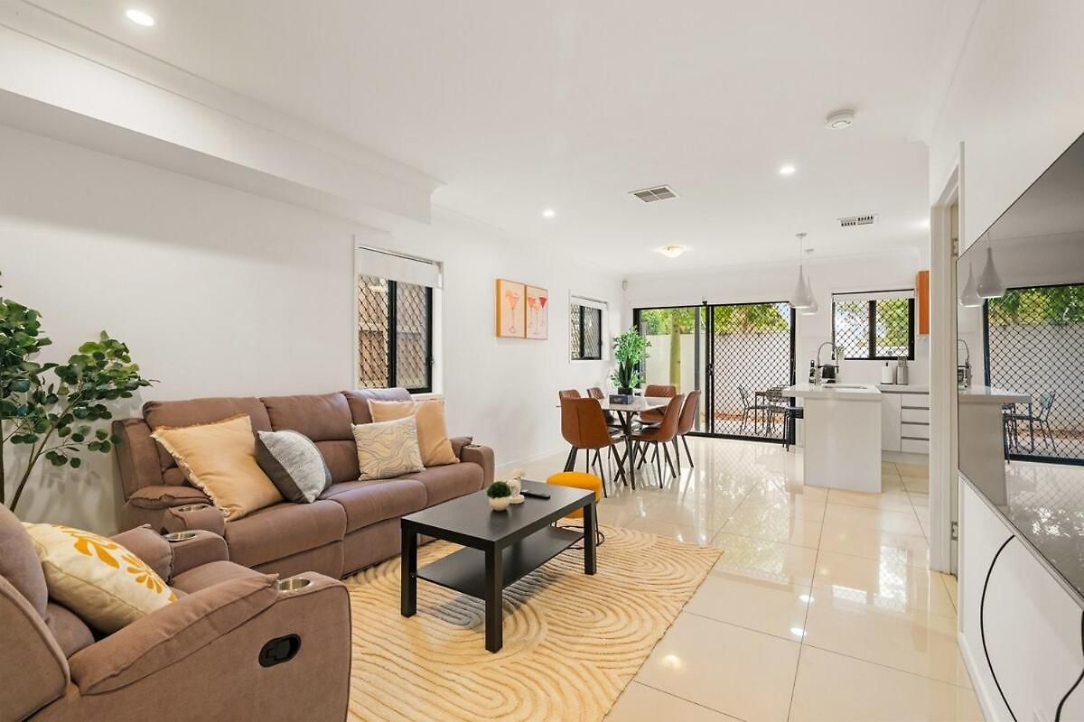 1em Abnb-style 5br, 2 Parking-patio, 5 Mins To Westfield