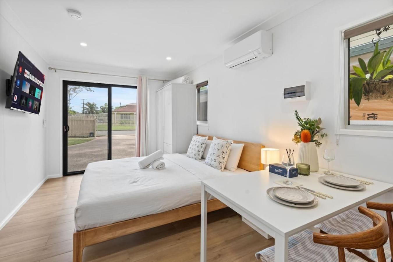 Walk To Westfield For Solo Traveler Holiday home
