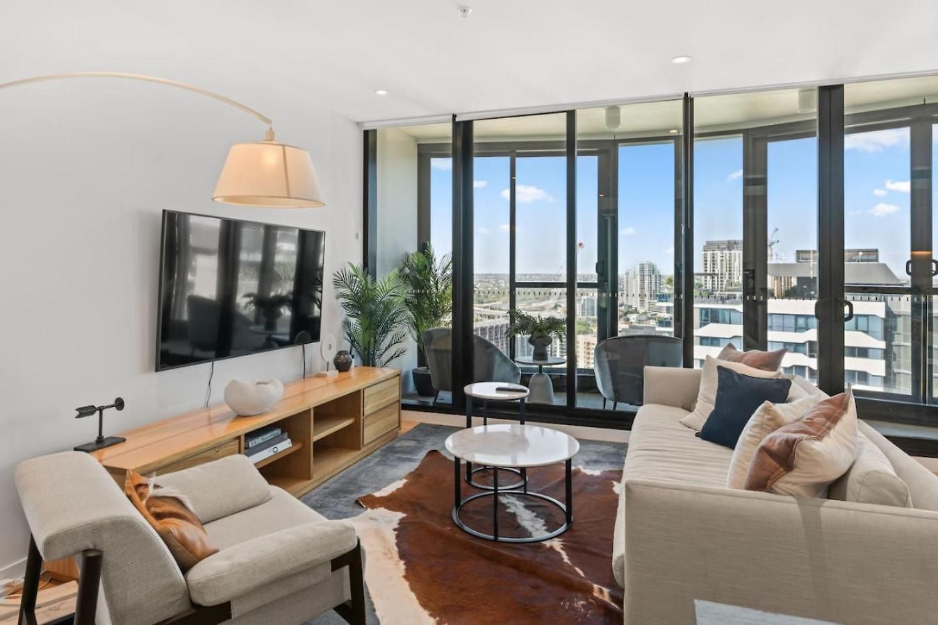 Modern Skyline 3br With Pool Gym And Tub *