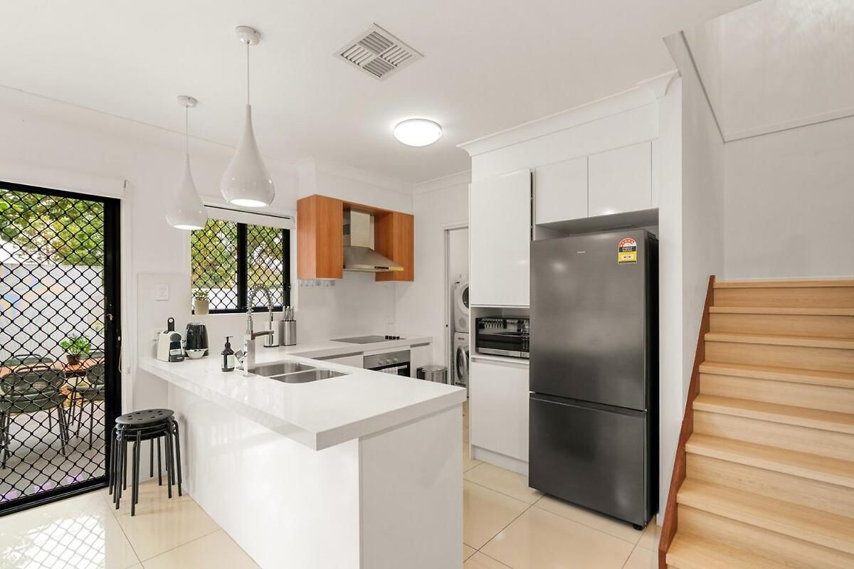 1em Abnb-style 5br, 2 Parking-patio, 5 Mins To Westfield Holiday home *