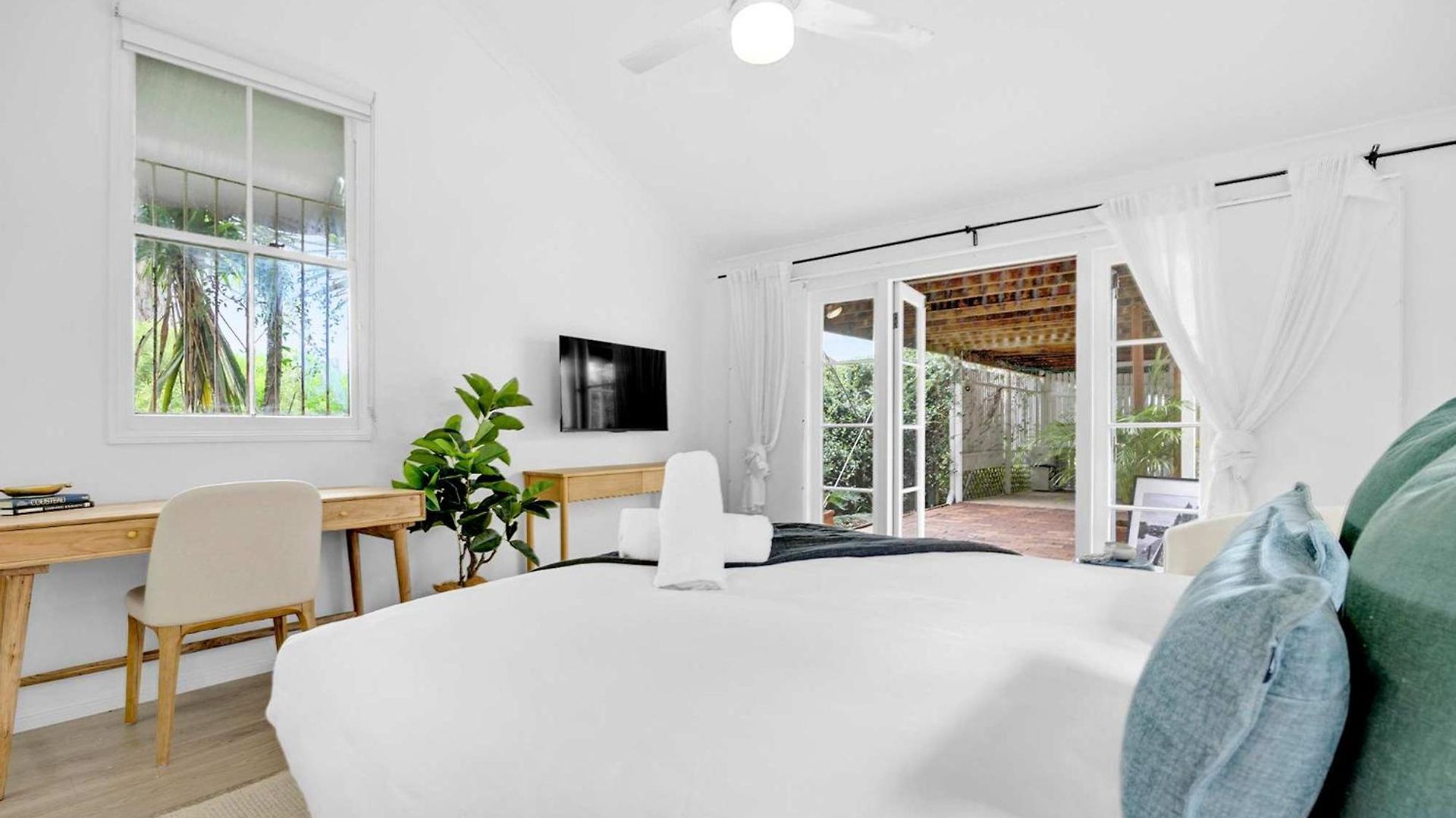 Holiday home 4 Bed Queenslander Views Walk To Suncorp Deck + Parking *