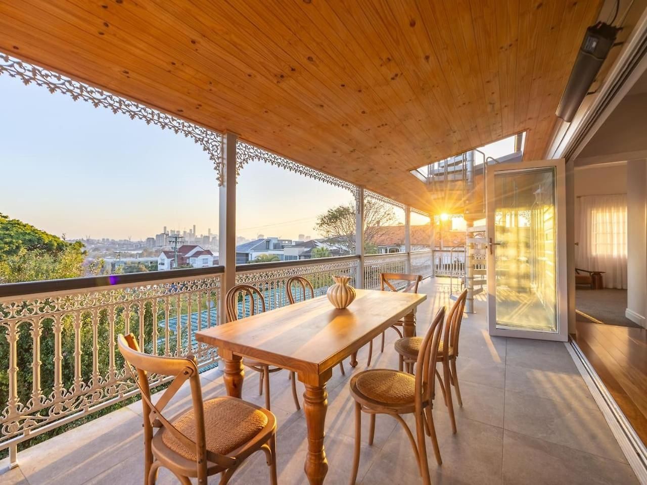 Holiday home 6mil Luxe Hilltop 6 Bedroom Heritage Mansion Brisbane