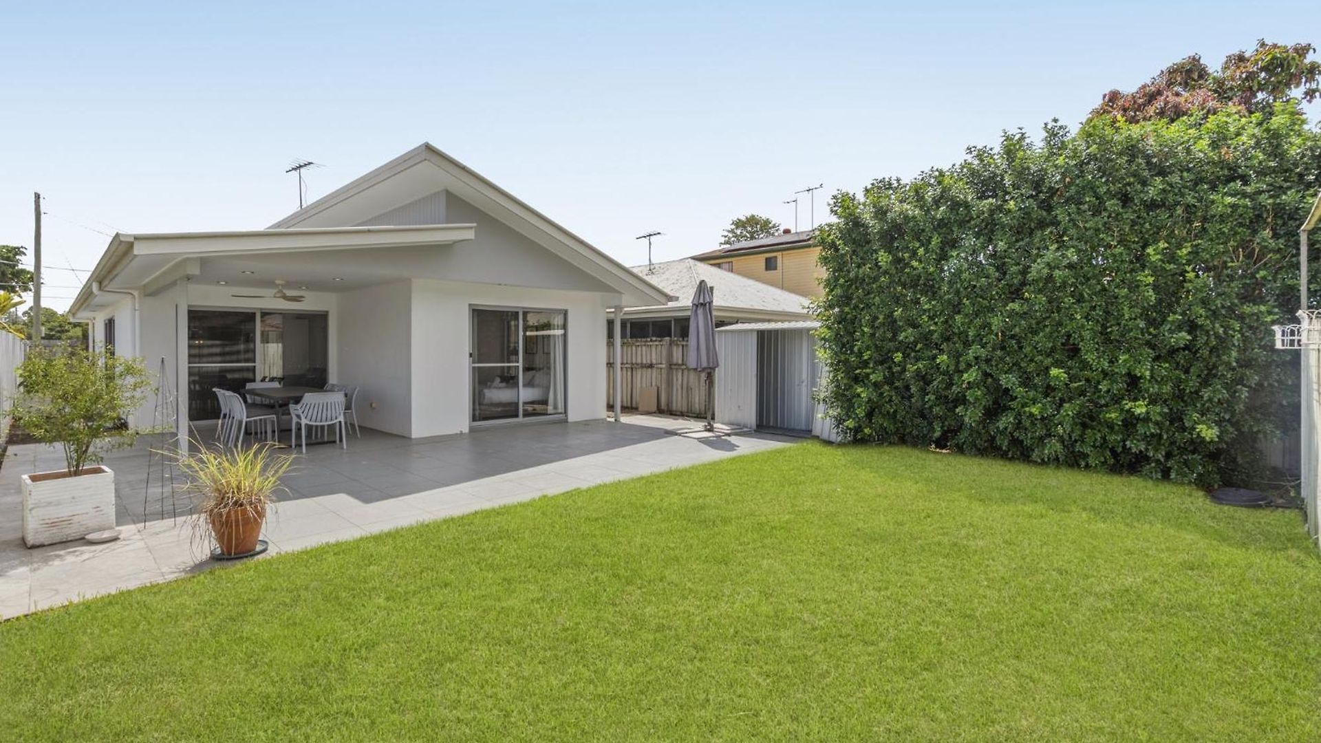 Holiday home Spacious 4-bed House With Secure Parking *