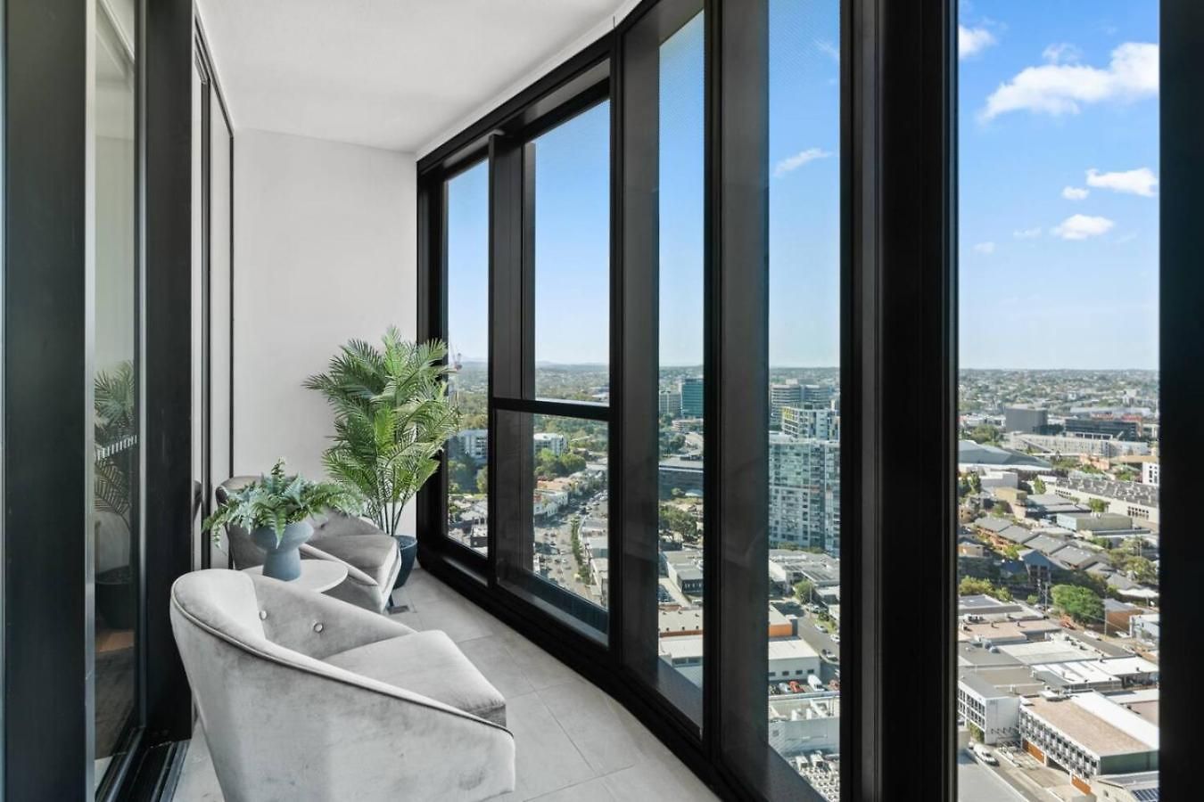 Modern Skyline 3br With Pool Gym And Tub