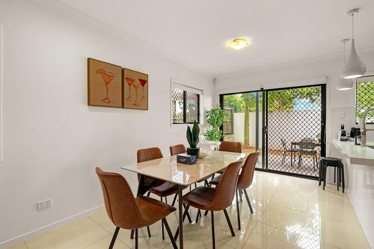 1em Abnb-style 5br, 2 Parking-patio, 5 Mins To Westfield