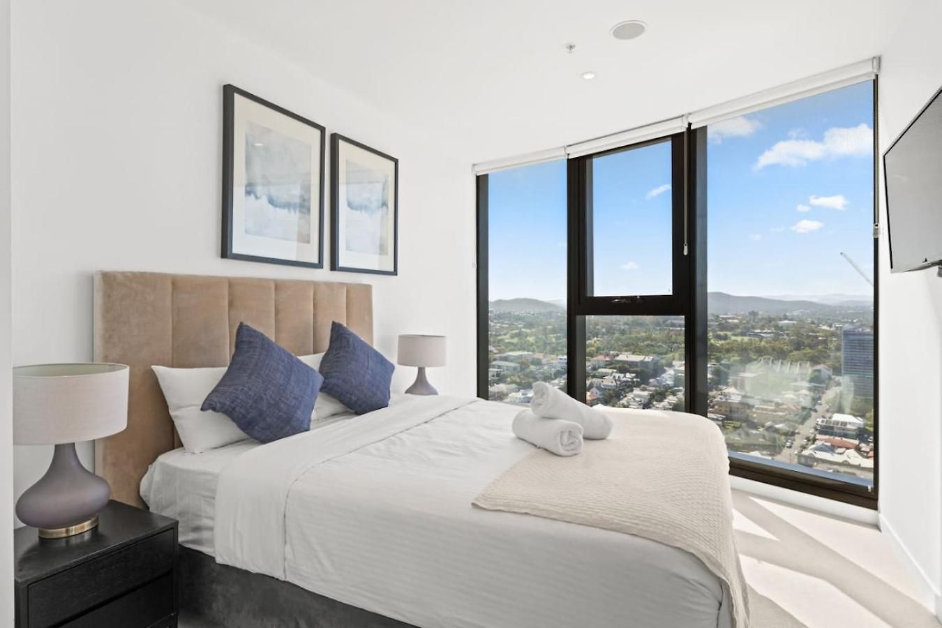 Modern Skyline 3br With Pool Gym And Tub Holiday home