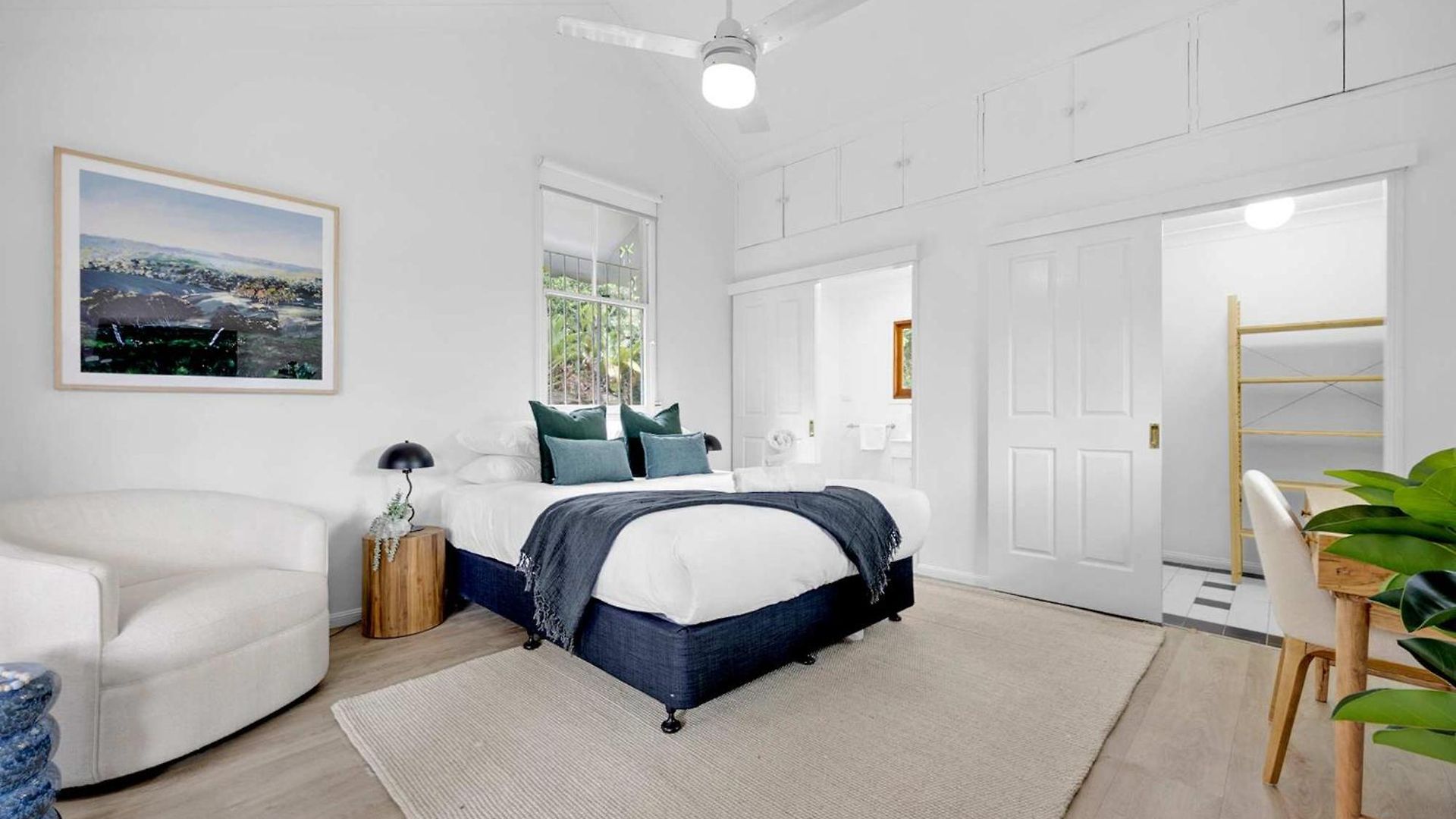 Holiday home 4 Bed Queenslander Views Walk To Suncorp Deck + Parking *