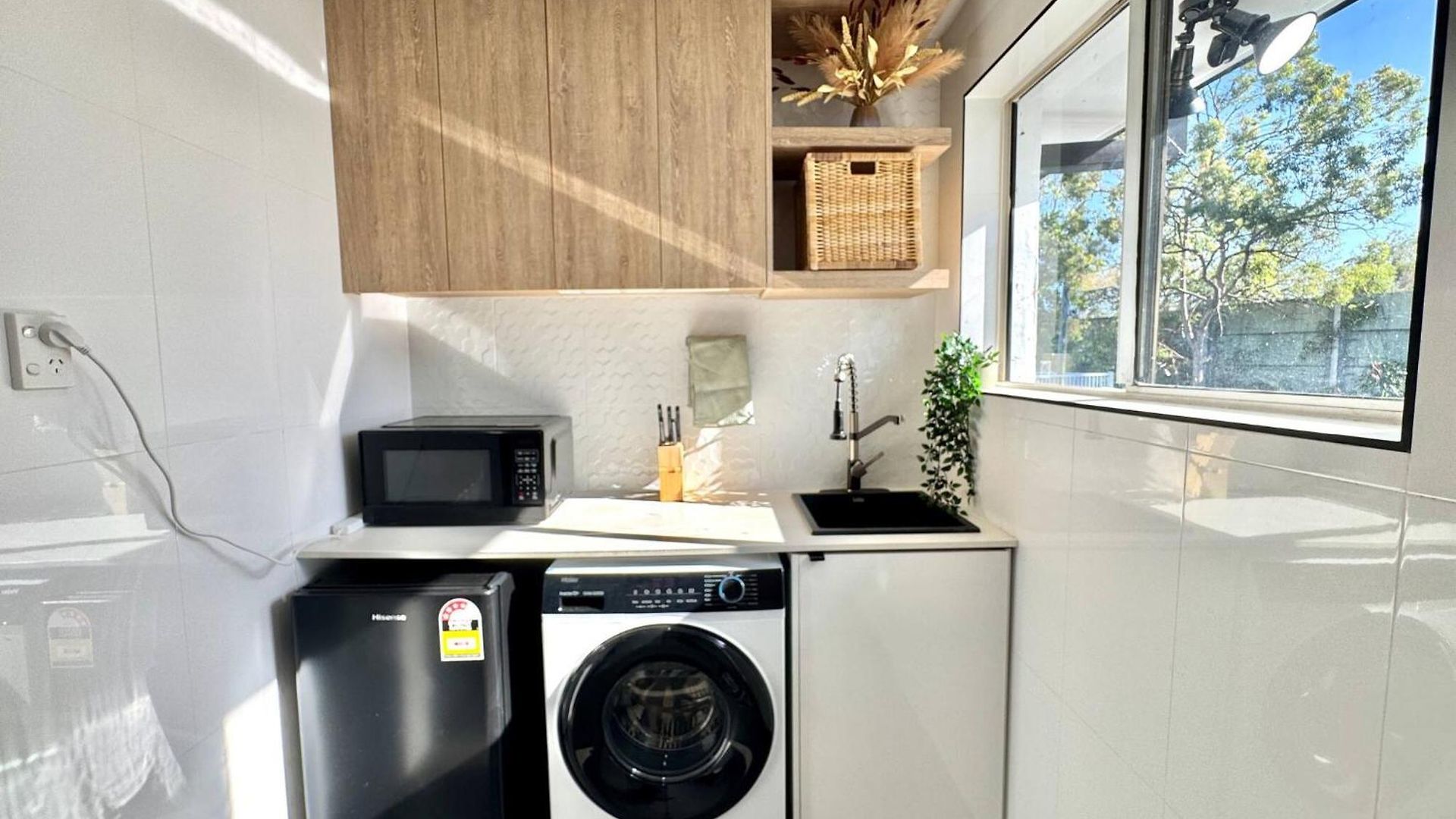 In Belmont | Easy To & Airport Guest house