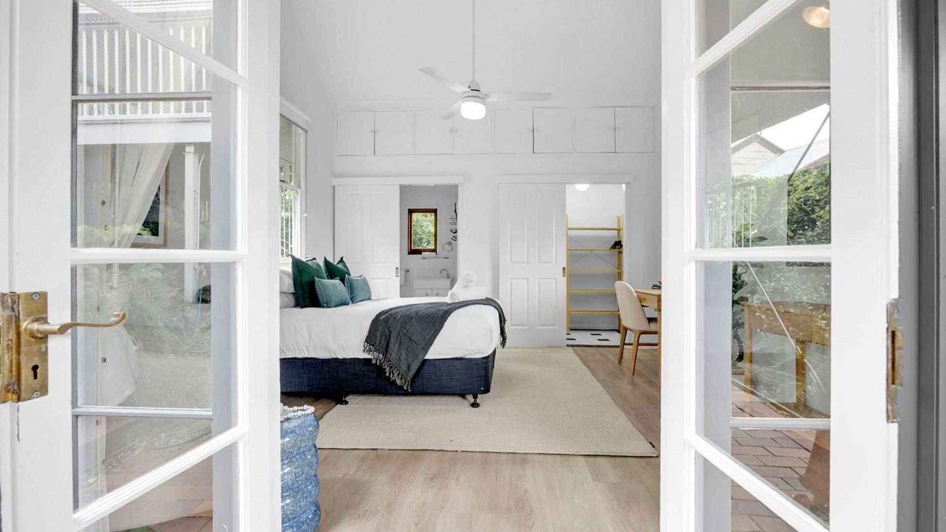 4 Bed Queenslander Views Walk To Suncorp Deck + Parking Holiday home Brisbane