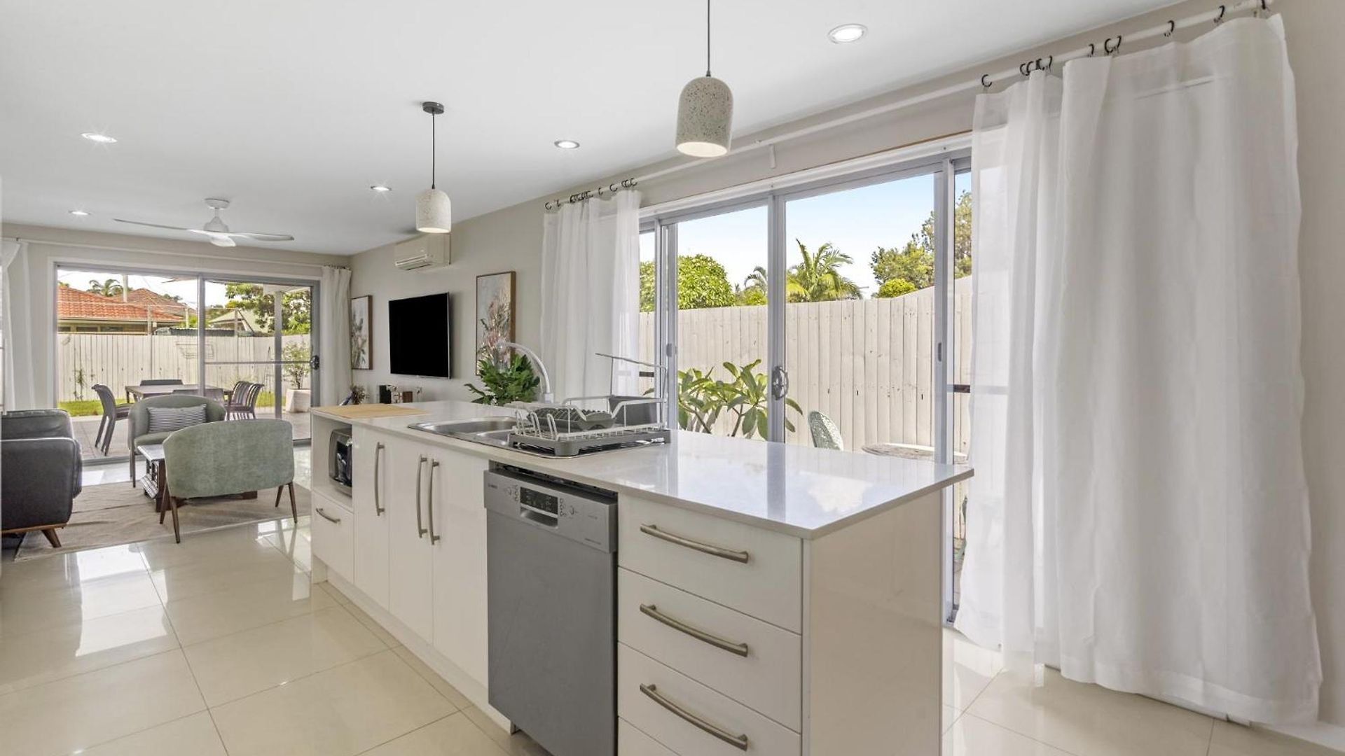 Spacious 4-bed House With Secure Parking Brisbane