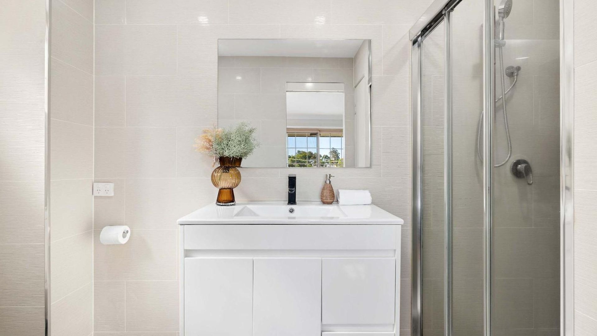 Pool & Tennis Court 3br Bright Mt Gravatt Retreat