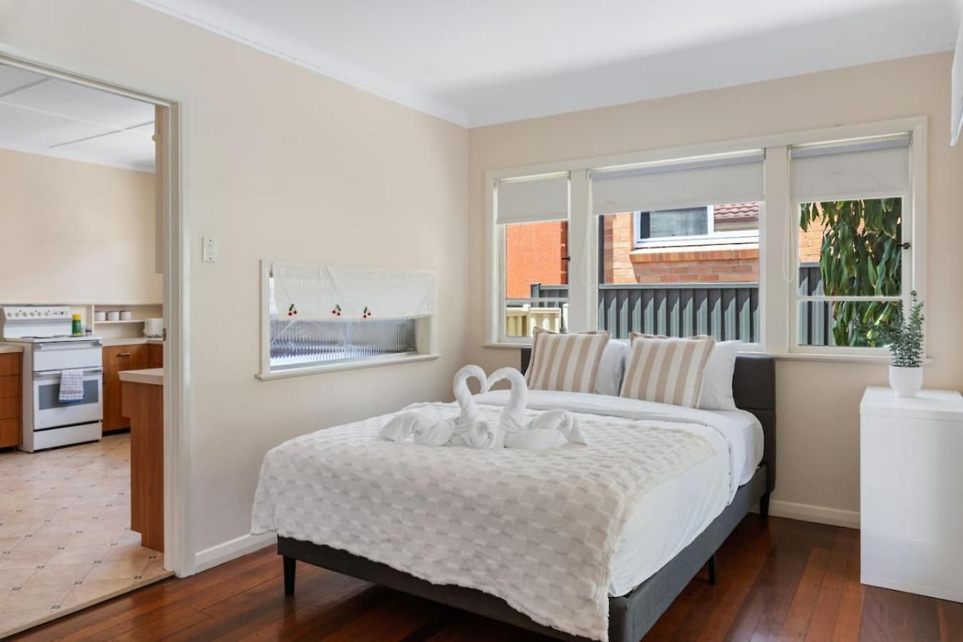 Warm And Cozy Retreat Near Shops And Transport *