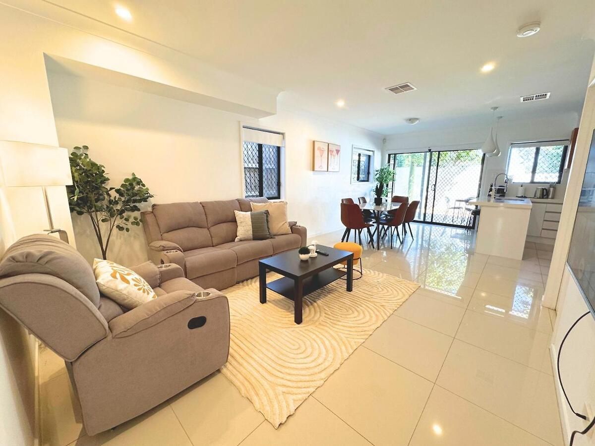 Holiday home 1em Abnb-style 5br, 2 Parking-patio, 5 Mins To Westfield