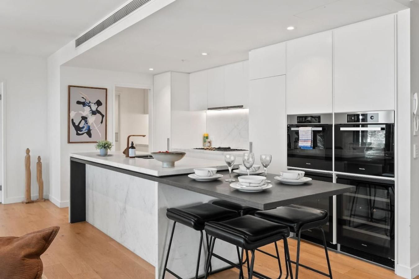 Modern Skyline 3br With Pool Gym And Tub Holiday home