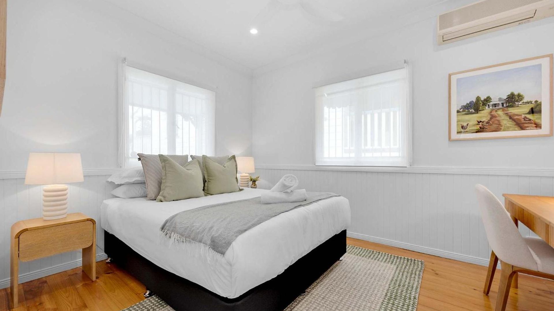 Holiday home 4 Bed Queenslander Views Walk To Suncorp Deck + Parking *