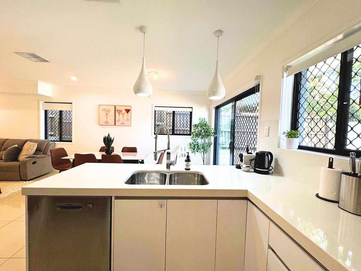 1em Abnb-style 5br, 2 Parking-patio, 5 Mins To Westfield Holiday home