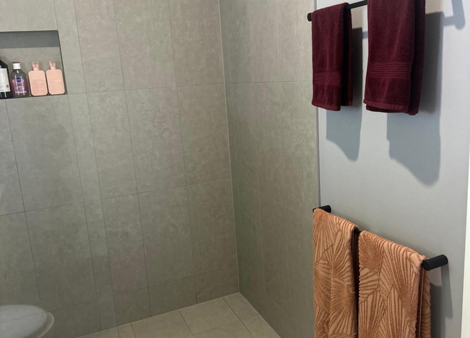 Cherrie & Court Yard Private Pet Friendly Free Parking Guest house