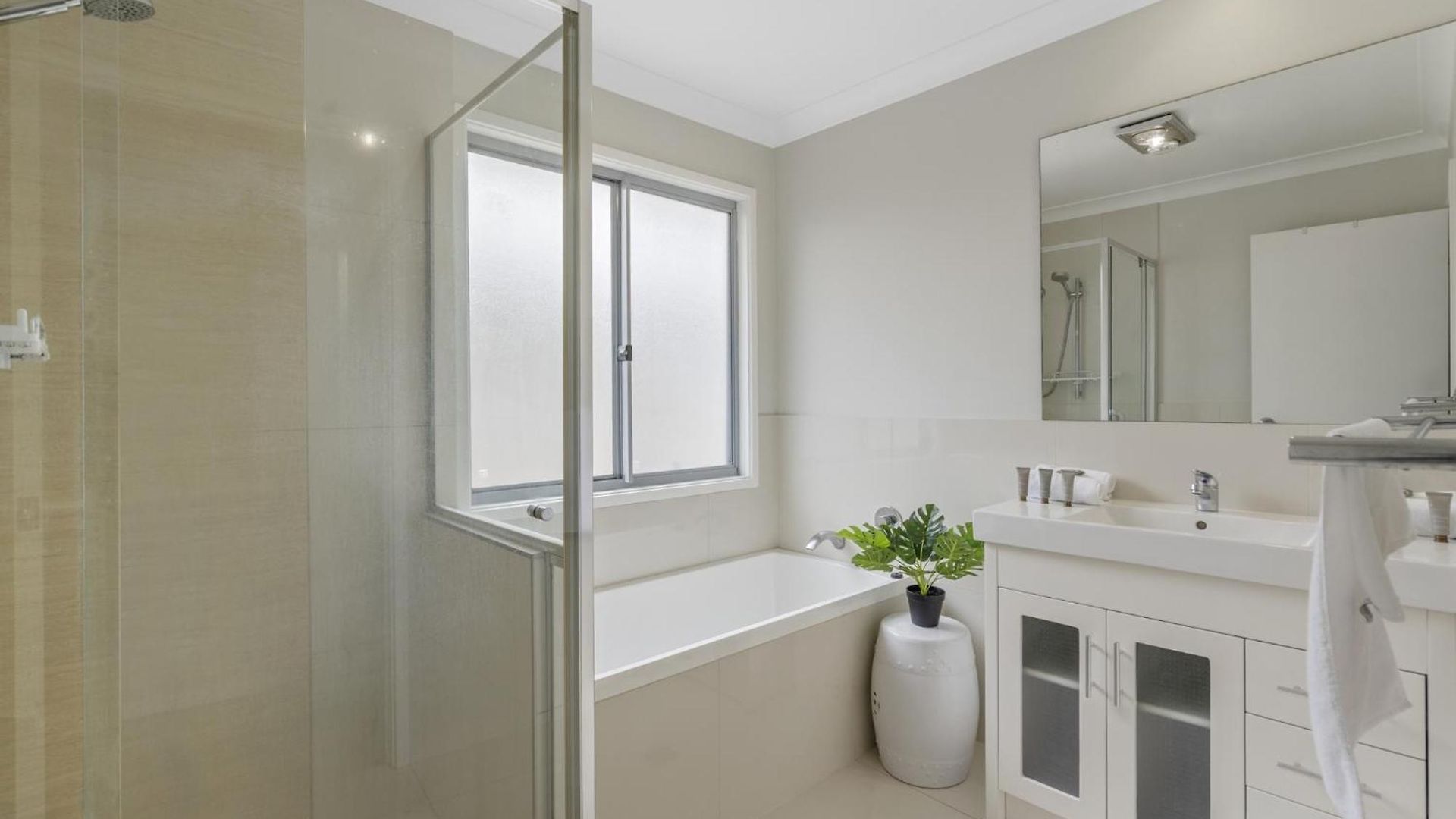 Spacious 4-bed House With Secure Parking Holiday home Brisbane