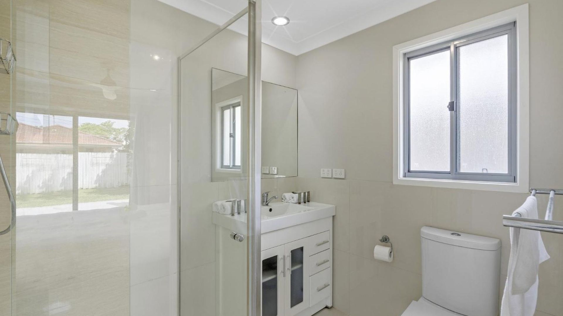 Spacious 4-bed House With Secure Parking *