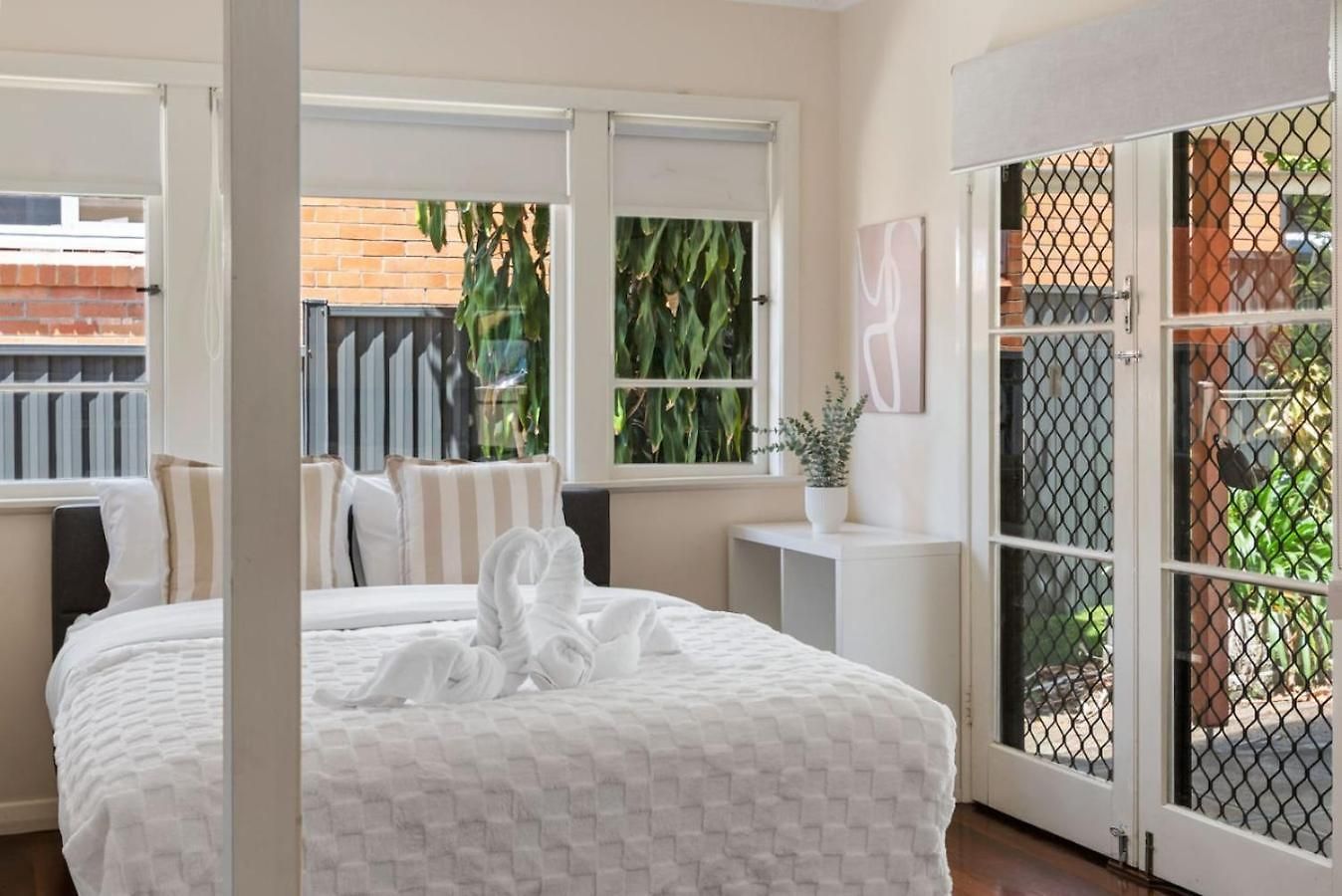 Warm And Cozy Retreat Near Shops And Transport