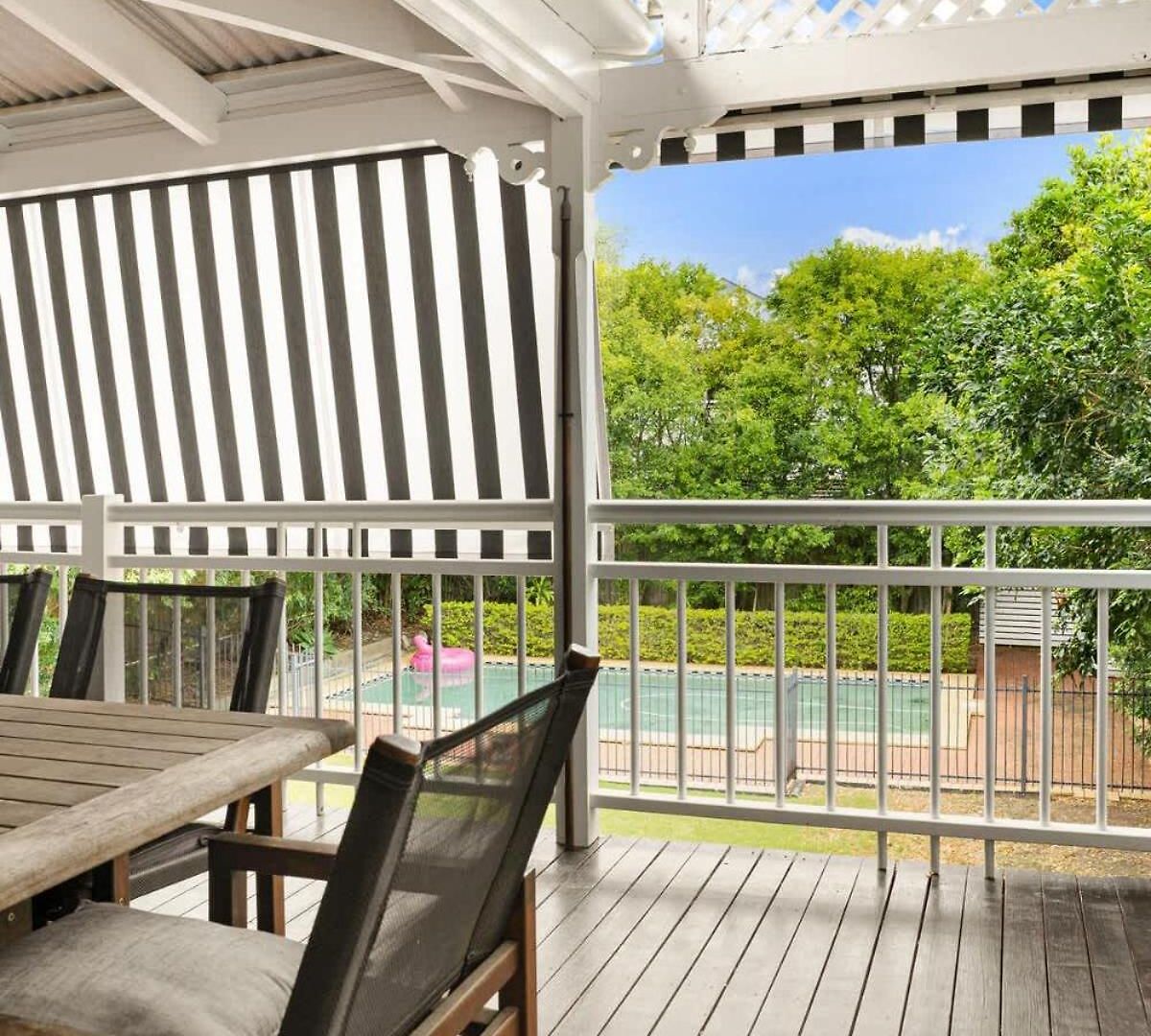 Leafy Hawthorne Haven Pool Gym & Convenience Holiday home