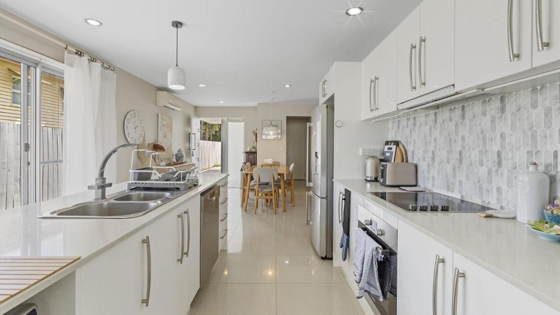 Holiday home Spacious 4-bed House With Secure Parking