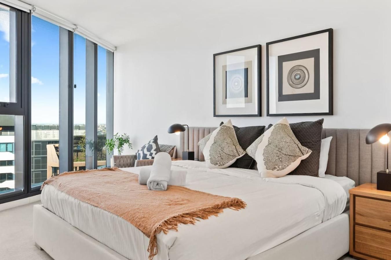 Modern Skyline 3br With Pool Gym And Tub Holiday home