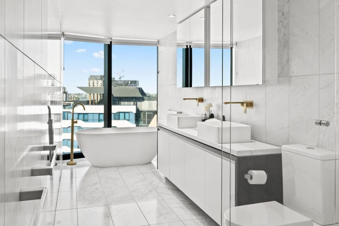 Modern Skyline 3br With Pool Gym And Tub Holiday home Brisbane
