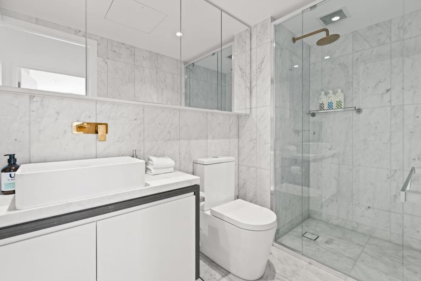 Modern Skyline 3br With Pool Gym And Tub Brisbane
