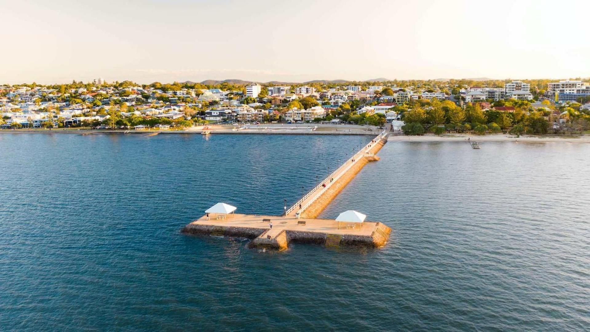 4bdr Queenslander With Pool Near Manly Esplanade