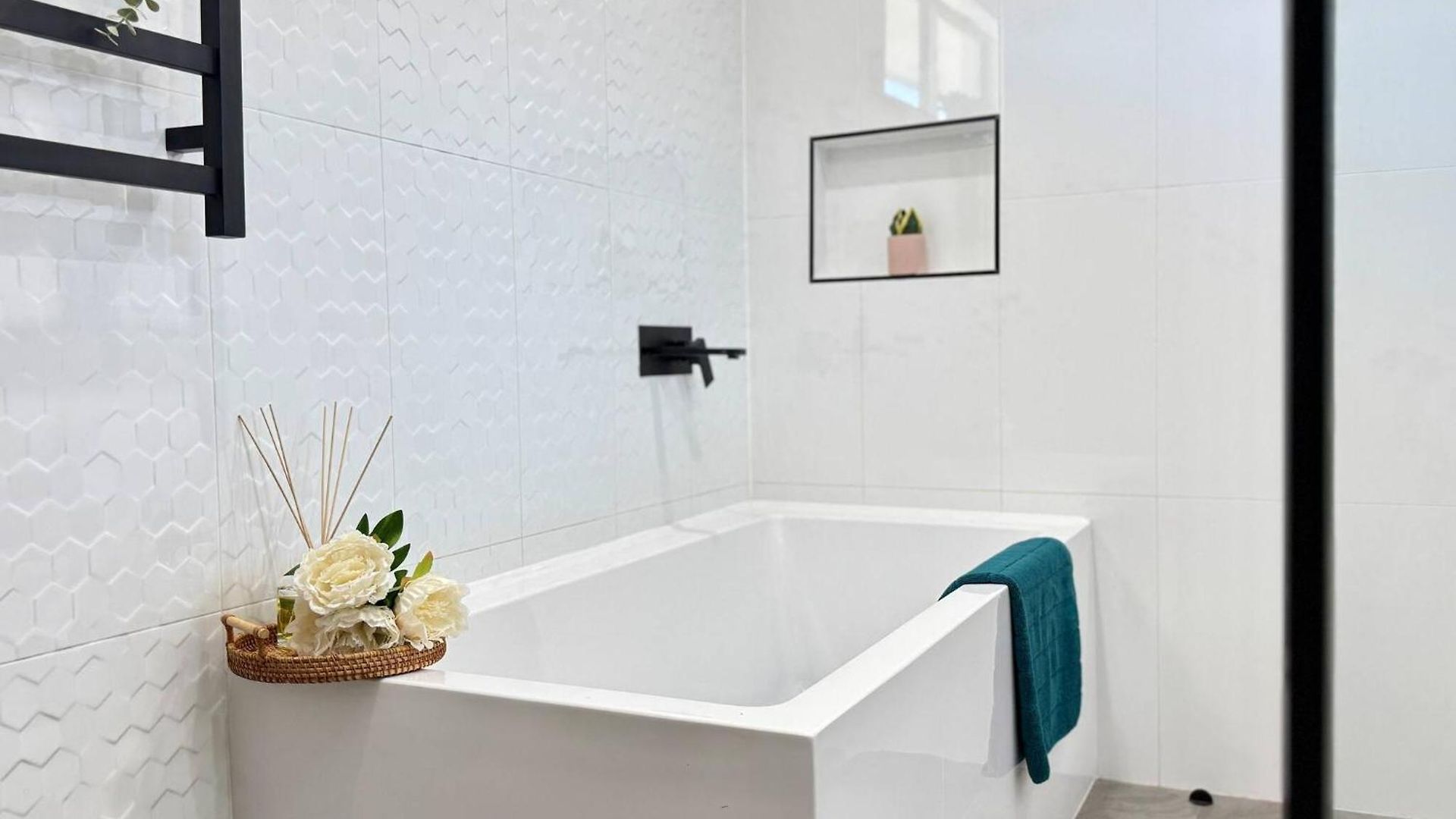 Guest house In Belmont | Easy To & Airport 3*