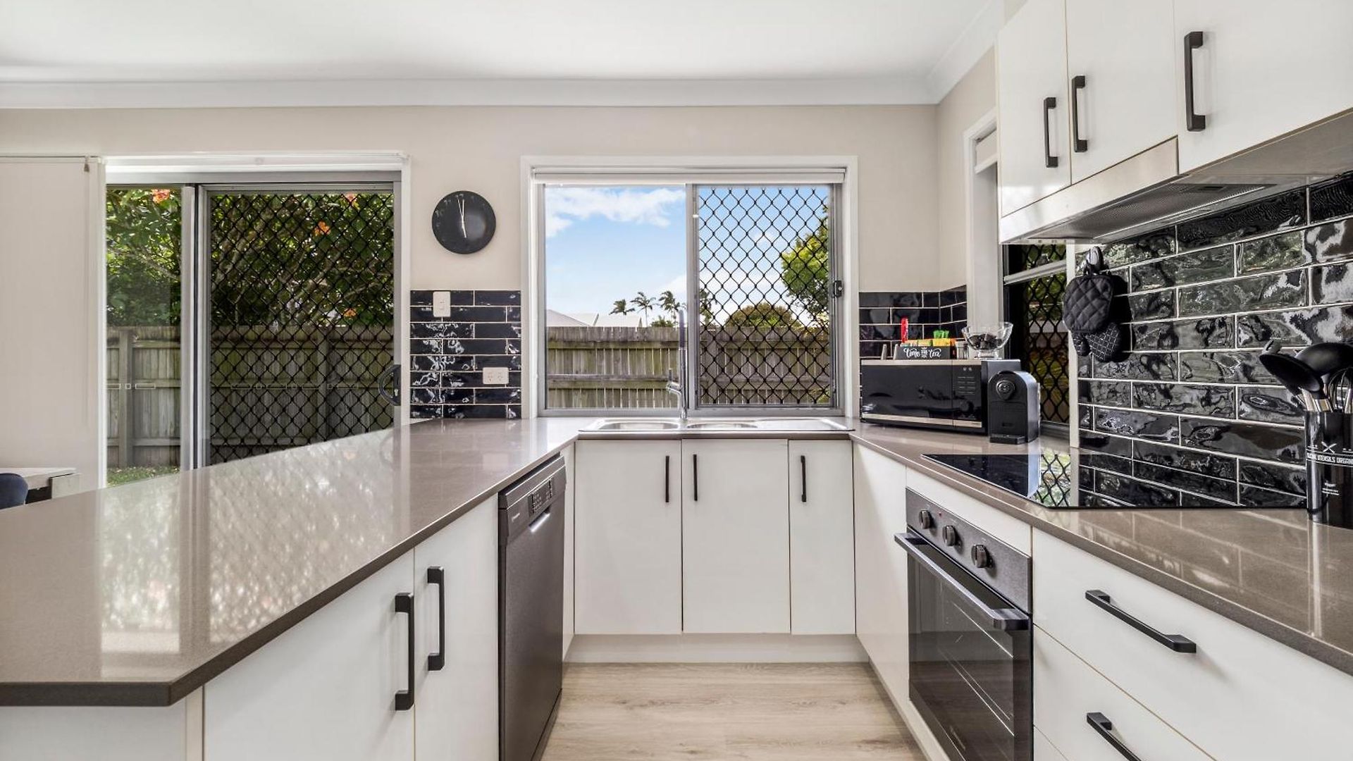 3 Bedroom Fully Renovated Away From * Brisbane