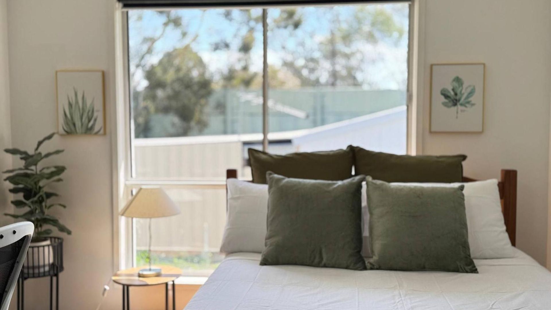 Guest house In Belmont | Easy To & Airport 3*