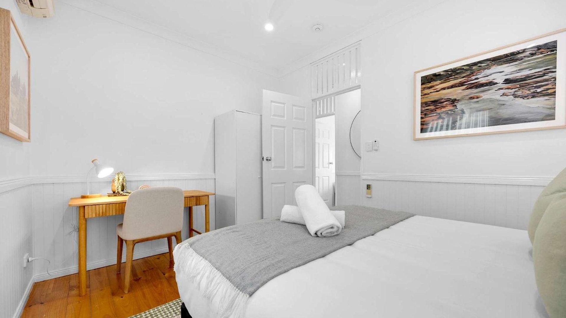 4 Bed Queenslander Views Walk To Suncorp Deck + Parking Holiday home *