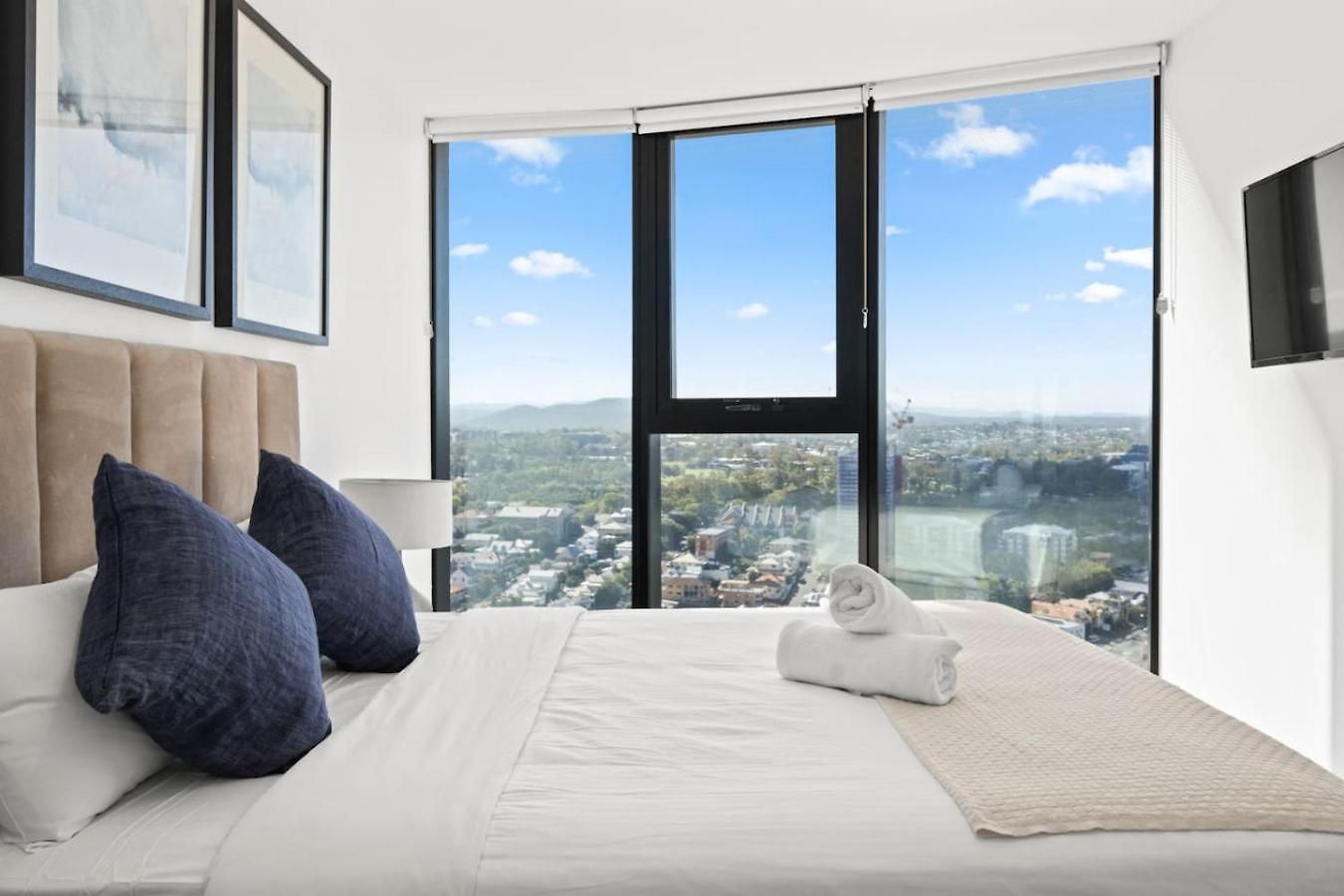 Modern Skyline 3br With Pool Gym And Tub Holiday home