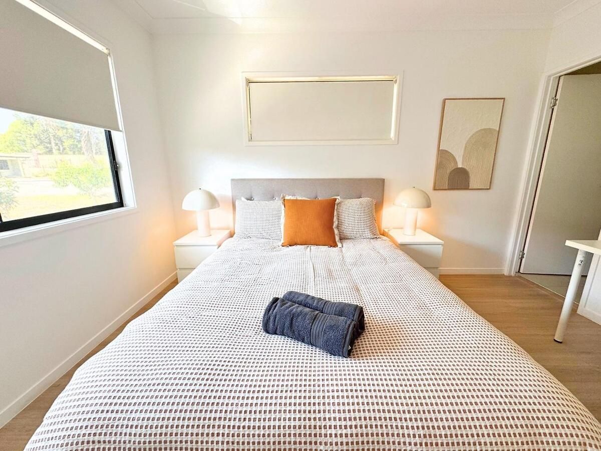 Holiday home 1em Abnb-style 5br, 2 Parking-patio, 5 Mins To Westfield