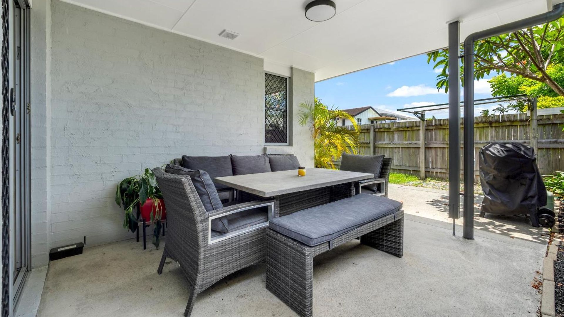 3 Bedroom Fully Renovated Away From Brisbane