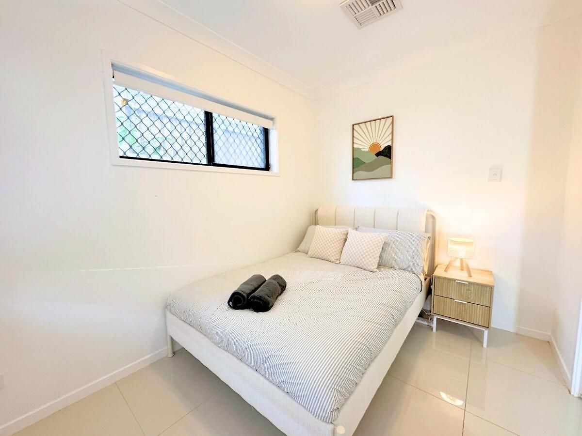 Holiday home 1em Abnb-style 5br, 2 Parking-patio, 5 Mins To Westfield