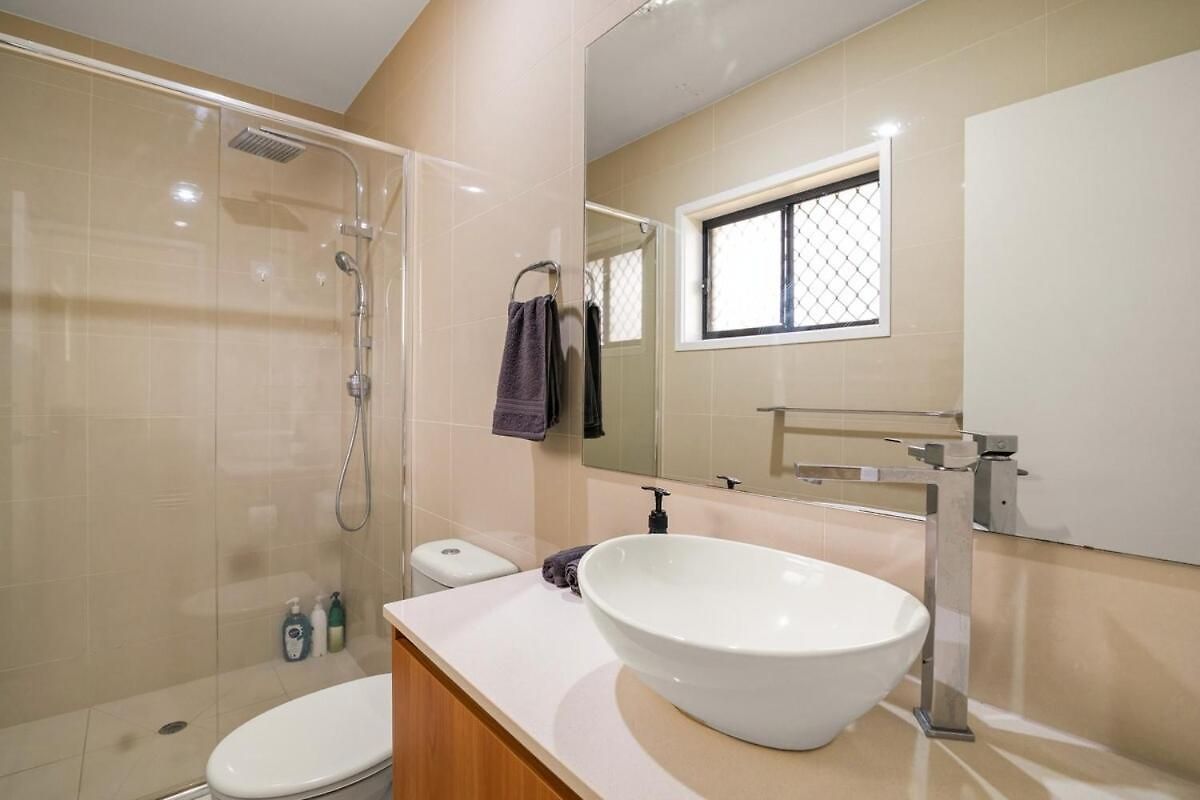 1em Abnb-style 5br, 2 Parking-patio, 5 Mins To Westfield Holiday home *